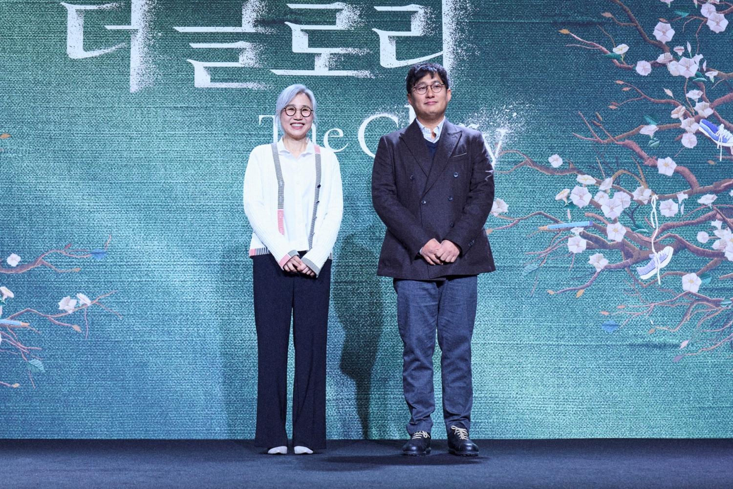 編劇金銀淑(左)一開始就以鄭星一為本撰寫《黑暗榮耀》。(圖/Netflix提供)