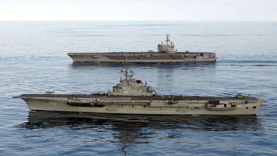 巴西「聖保羅號」航空母艦(下)與美國雷根號核動力航空母艦(上)並列航行。(圖/翻攝自美國海軍)