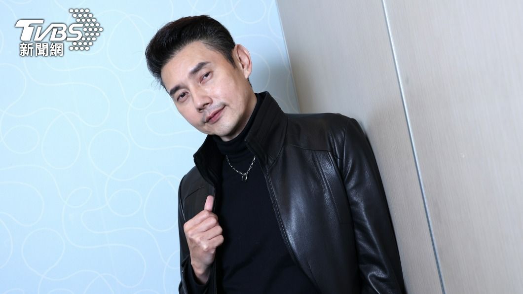 包偉銘自嘲若是當阿公，就是「會劈腿的阿公」。（圖／梁恩誌攝）