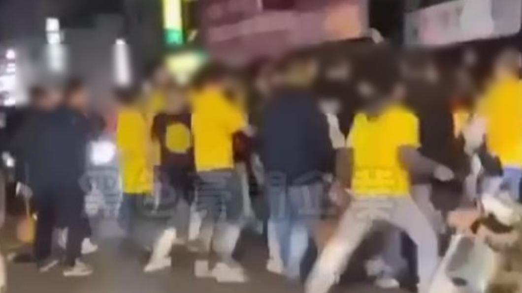 陣頭十多人將機車騎士團團圍住,出手毆打。(圖/翻攝自黑色豪門企業)