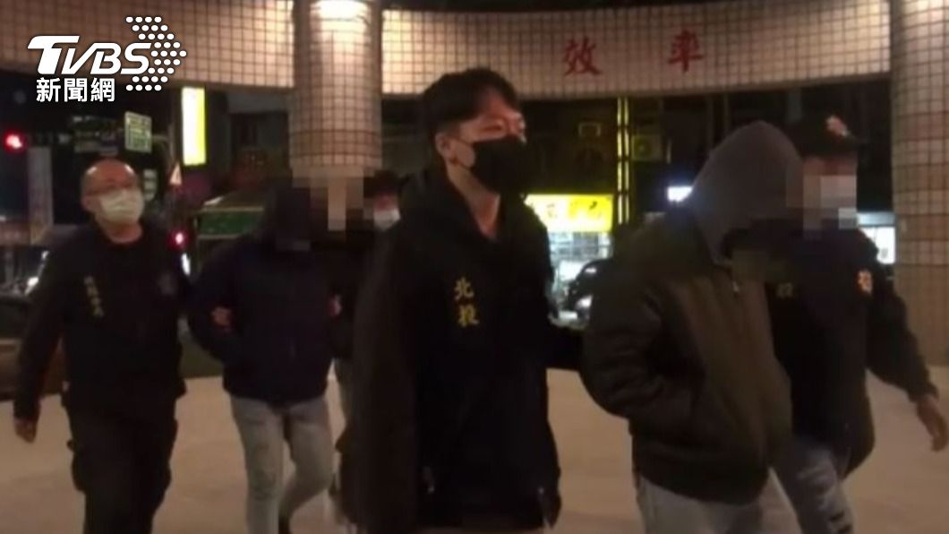 警方事後調閱監視器,循線將動手四人逮捕。(圖/TVBS)