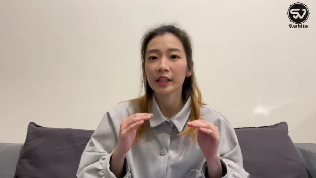 羅小白指出,街頭藝人改為登記制後,出現不少假人頭卡位卻沒演出。(圖/翻攝自羅小白YouTube頻道)