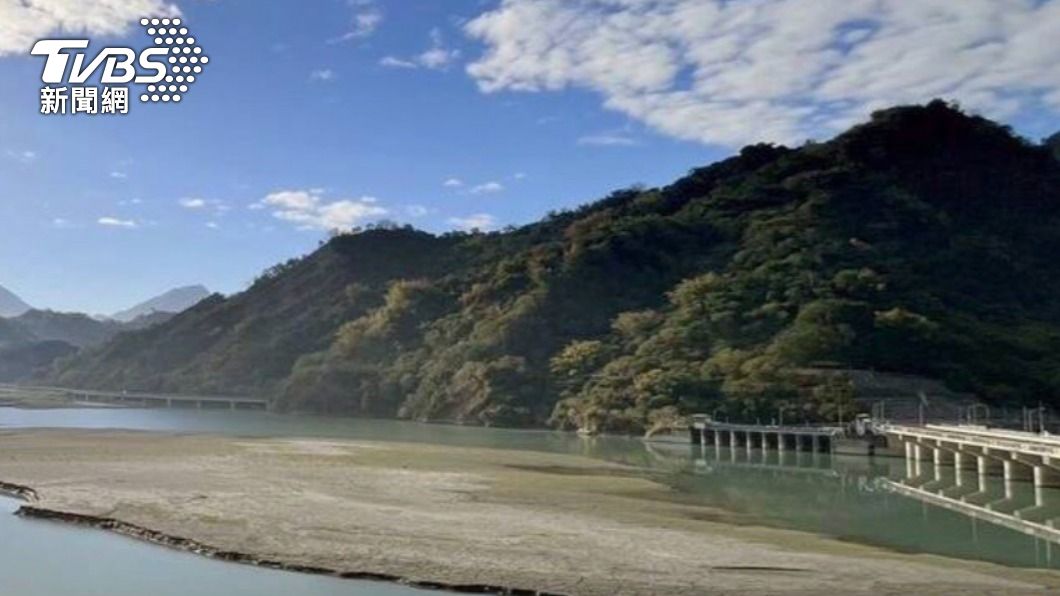 南投集集攔河堰少雨浮現沙洲奇觀 掀「開關鴻荒」字字千萬金話題