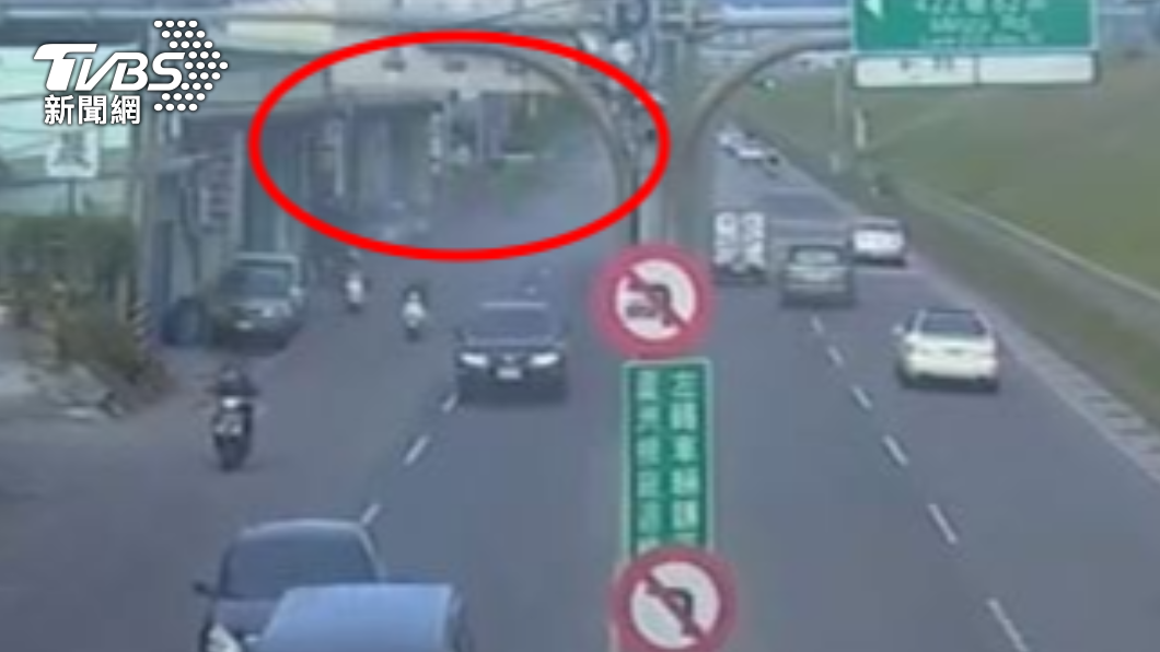 拖板車衝撞後打橫的佔據雙向車道。(圖/TVBS)