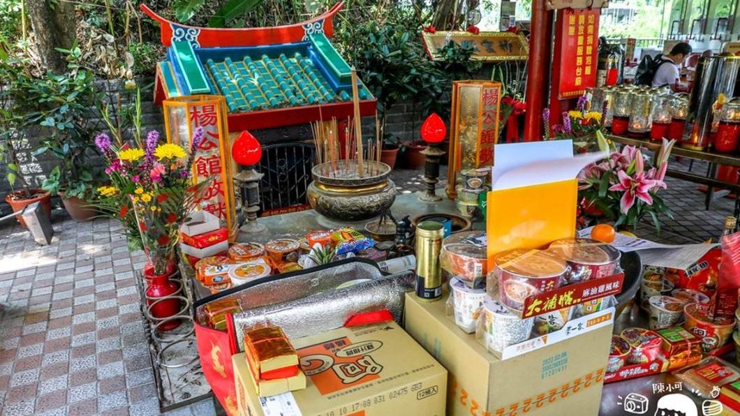 廟周邊有販售一些供品,很多人都會買泡麵來拜拜。(圖/陳小可的吃喝玩樂提供)