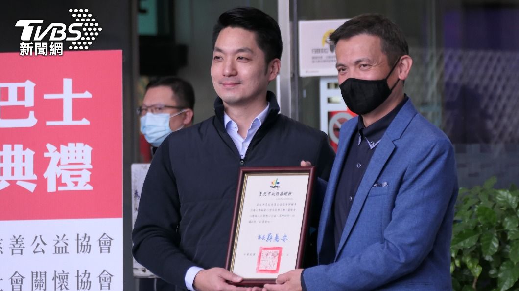蔣萬安今(3)日下午出席「台北市吉瑞慈善公益協會捐贈2輛小型復康巴士捐贈典禮」。(圖/林至柔攝)