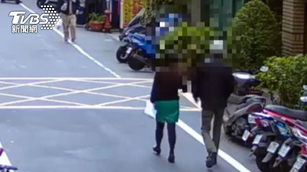 行員發現男子開戶理由相當奇怪，機警帶他前往派出所。（圖／TVBS）
