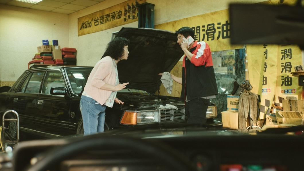 傅孟柏(左)幫丈母娘陸小芬修車,陸小芬要出遠門幫客人剪髮。(圖/威視提供)