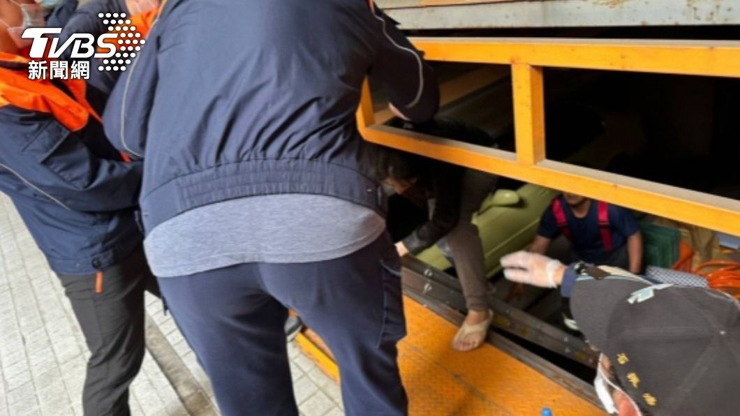 機械車位又出事!高雄女失足踩空 卡2公尺深縫隙動彈不得