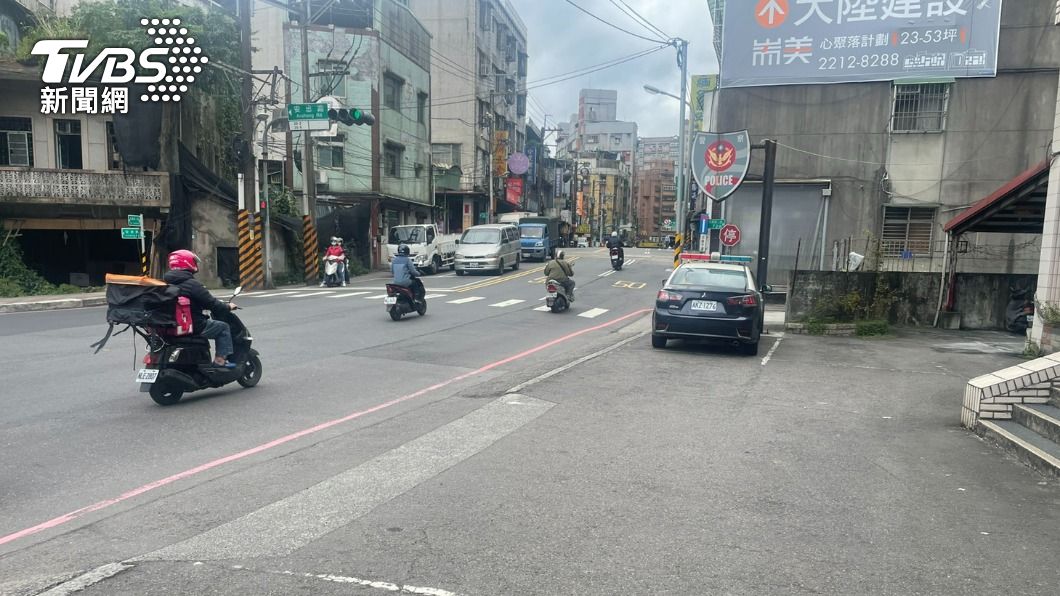 疑視線死角釀禍!警車撞輾行人 新店婦腳掌骨裂送醫