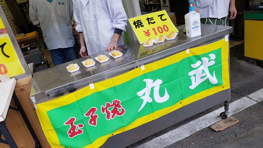 築地市場內的玉子燒店可以吃到新鮮剛出爐的玉子燒。(圖/翻攝自@@Jimon113推特)