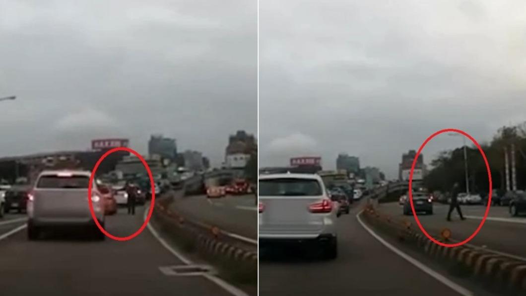 變換車道爆衝突!賓士車駕駛持棍攔小黃嗆聲 下場慘了