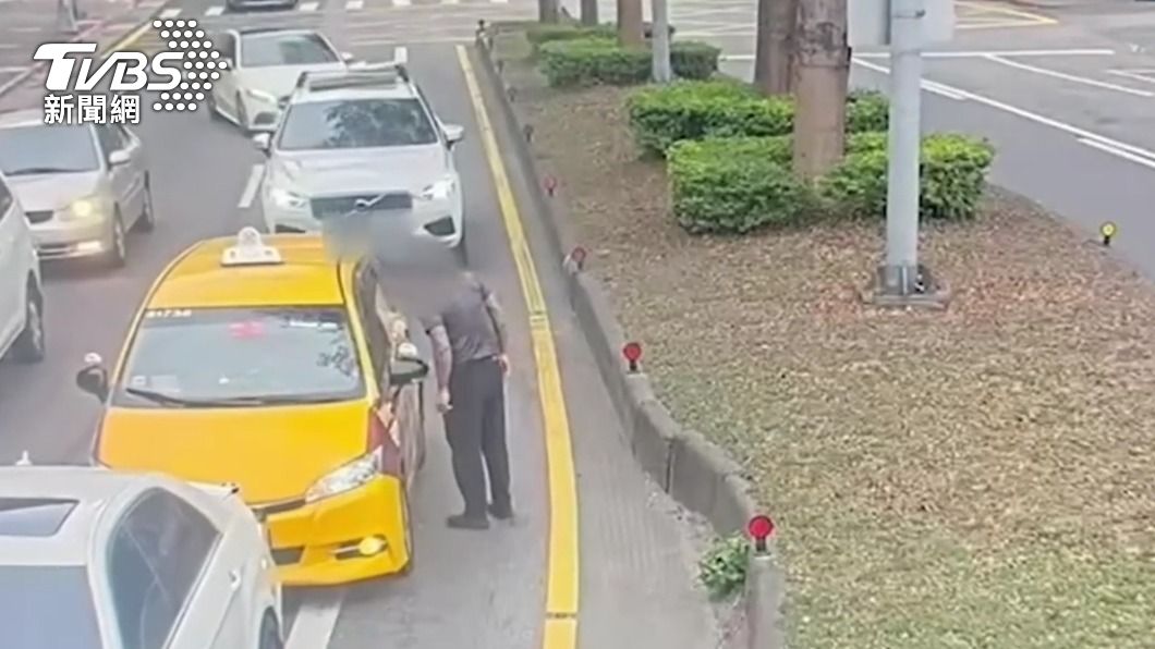 廖男趁著紅燈時下車嗆司機。(圖/TVBS)