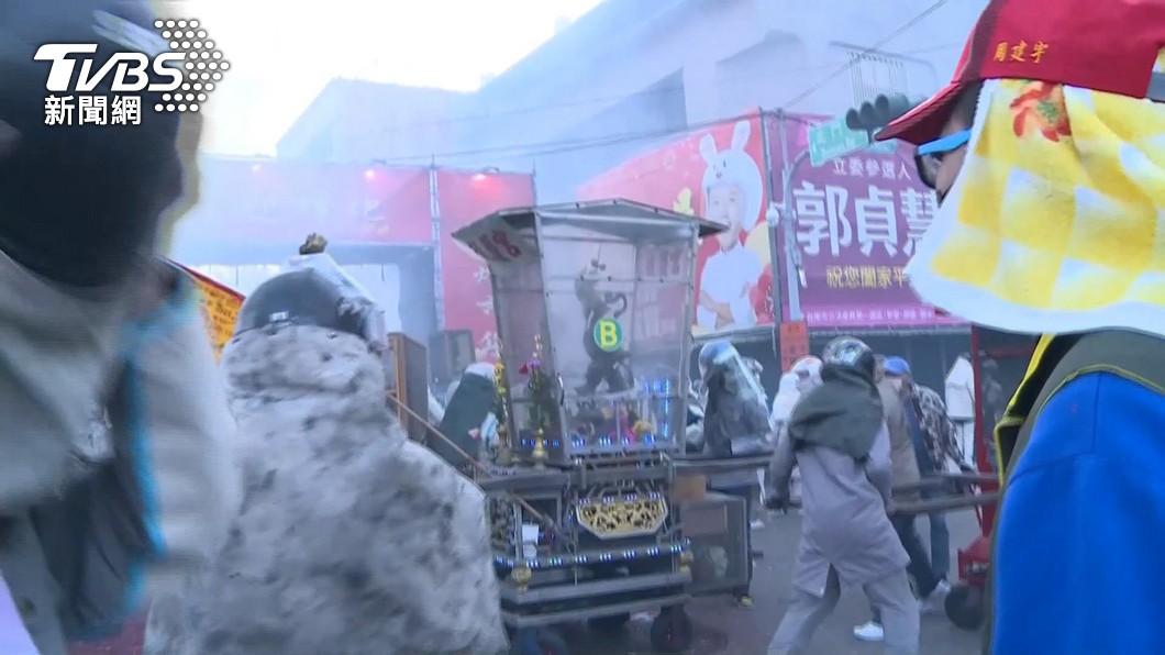鹽水蜂炮起炮了。(圖/TVBS)