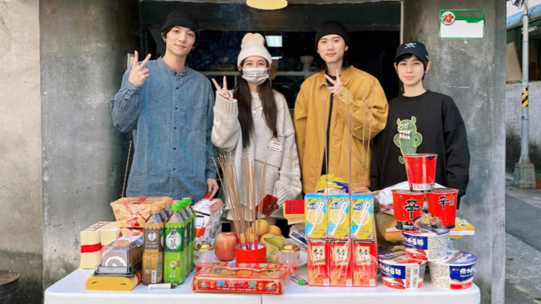 黃奕儒(左起)、琳誼、黃霆睿及魏嘉瑩到公司進行開工團拜儀式。(圖/相映國際提供)