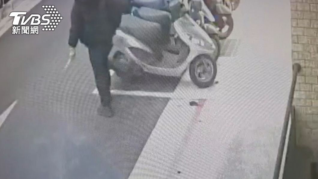 林男持鐵鎚砸車。(圖/TVBS)