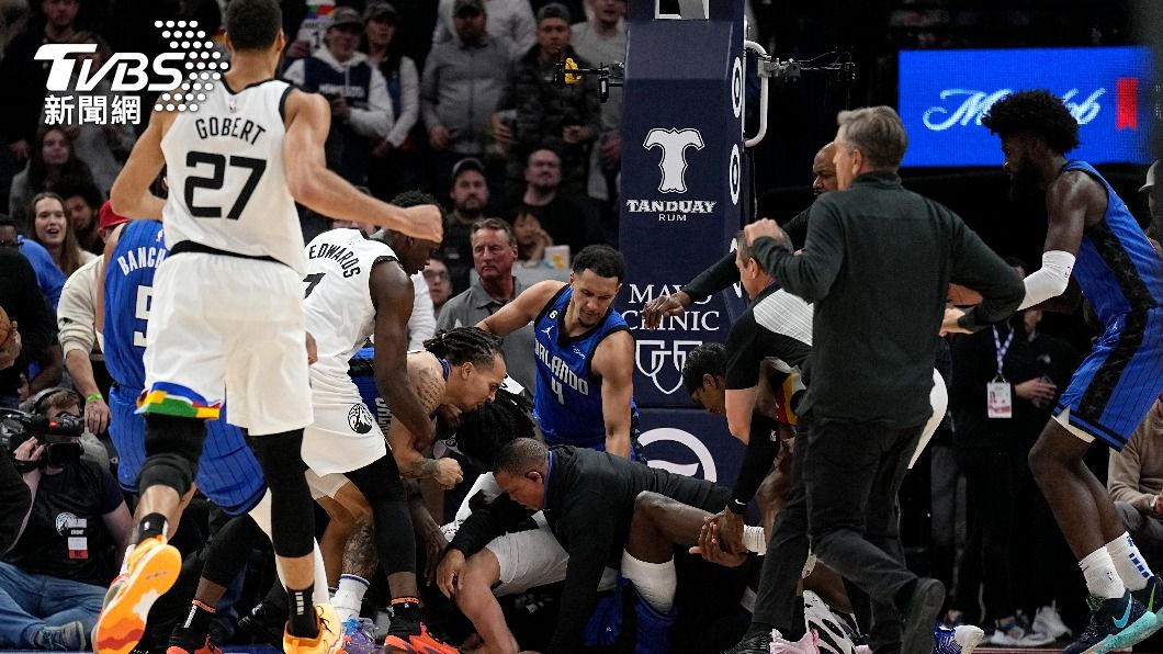 NBA再爆大型衝突!灰狼魔術「球員揮拳互毆」 多人倒地畫面曝
