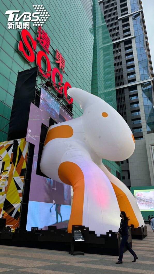位於遠東SOGO復興館前,展出近12公尺高的巨型作品「未來‧穿梭·兔子洞」。(圖/林至柔攝)