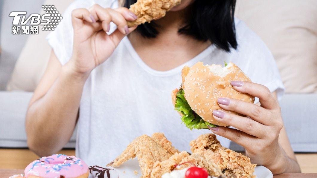 餓過頭可能產生報復性或補償性的暴飲暴食。（示意圖／shutterstock達志影像）