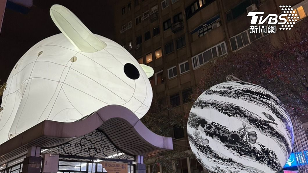 位在國父紀念館1號出口的「光兔現蹤」,光兔仰望地球上大型城市的模樣,這顆「地球」上更藏著隱藏的貓咪。(圖/林至柔攝)