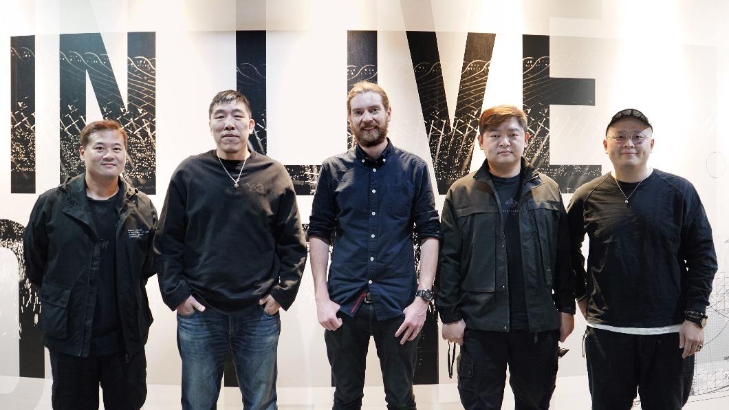 《TPi》總編輯Stew(左三)參訪必應創造,與執行長周佑洋(左二)、技術長溫昇樺(右二)等人合影。(圖/必應創造提供)