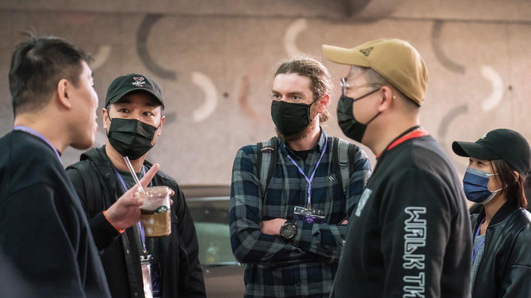 Stew(中)來桃園棒球場欣賞JJ演出,必應創造執行長周佑洋(左)替他解說演出細節。(圖/必應創造提供)