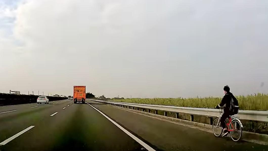 上課遲到？男學生騎腳踏車國道奔馳　貨櫃車驚險駛過