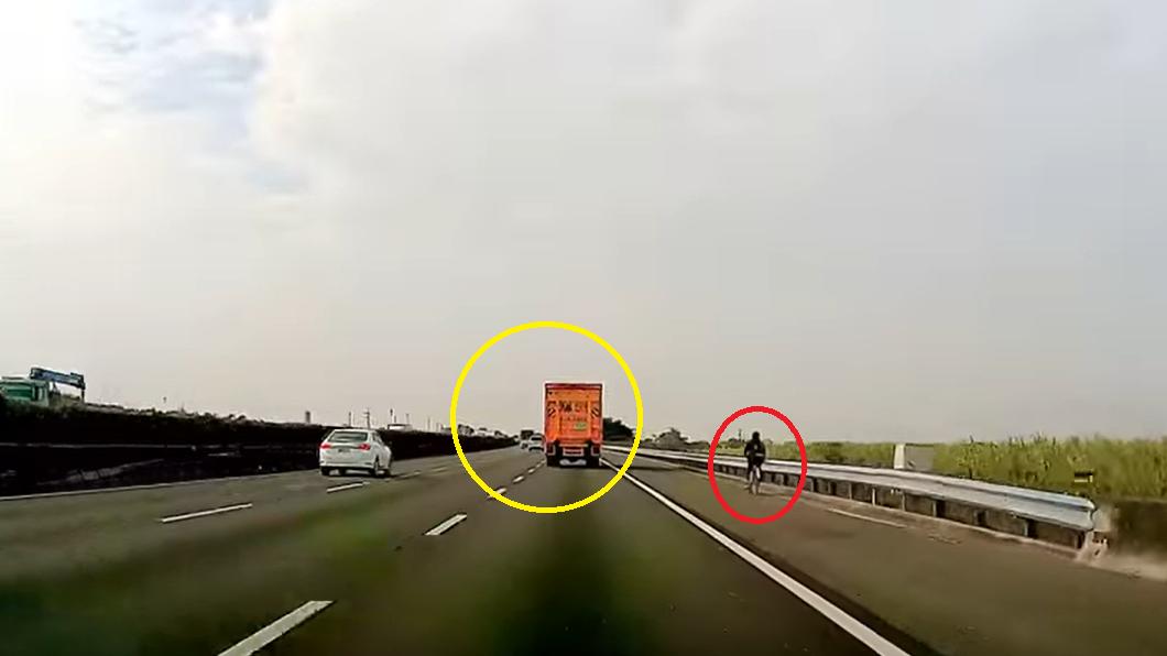 當時還有一輛貨櫃車經過。（圖／翻攝自爆料公社）
