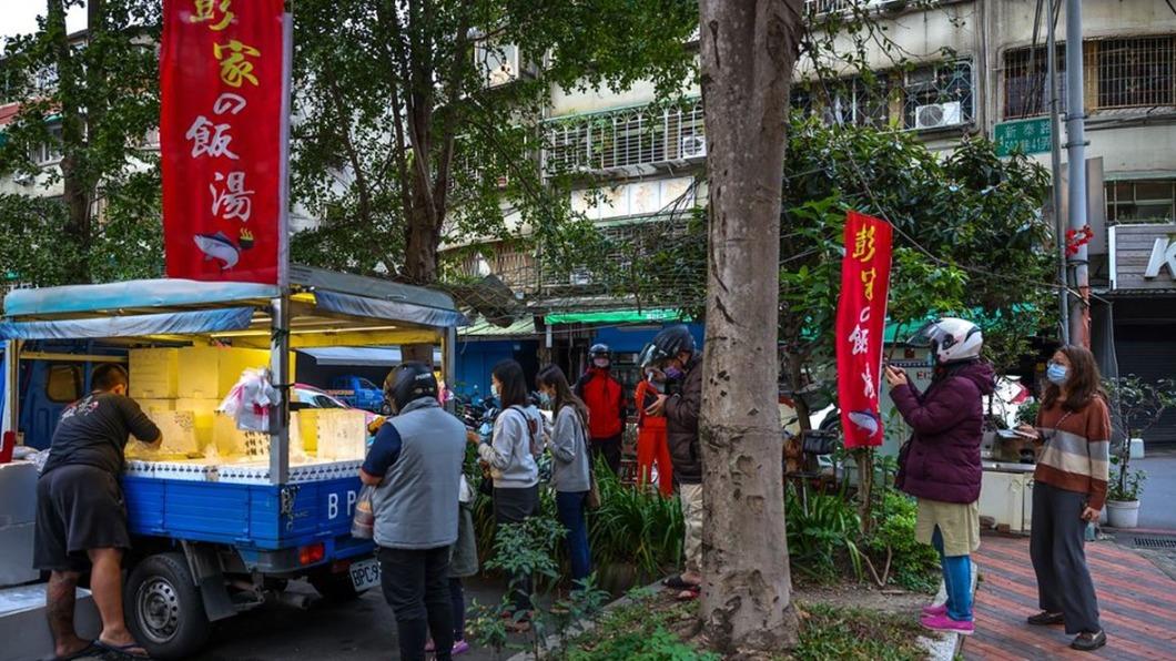 平時會不定期開著貨車巡迴販售生魚片及飯湯。(圖/陳小可的吃喝玩樂提供)