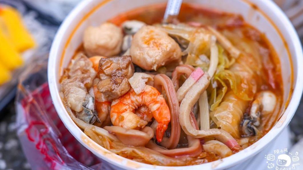 「彭家飯湯加強豪華版海鮮飯湯」以超澎派的配料聞名。(圖/陳小可的吃喝玩樂提供)