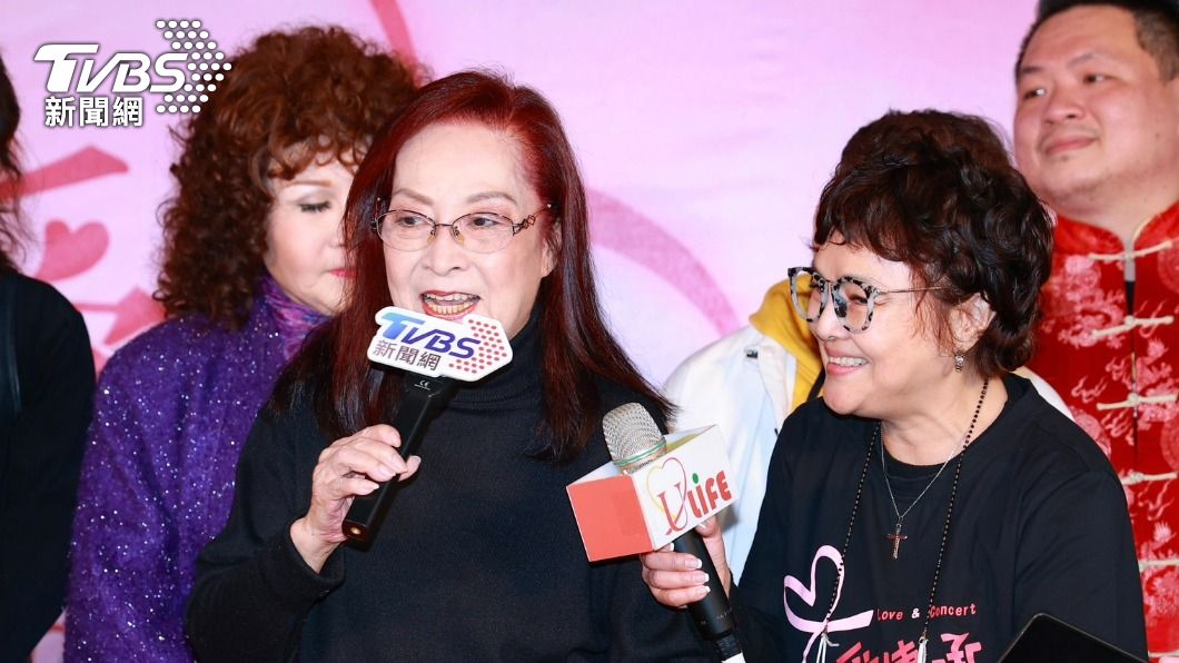 憶如(左)在紀寶如的邀請下現身。(圖/黃城碩攝)