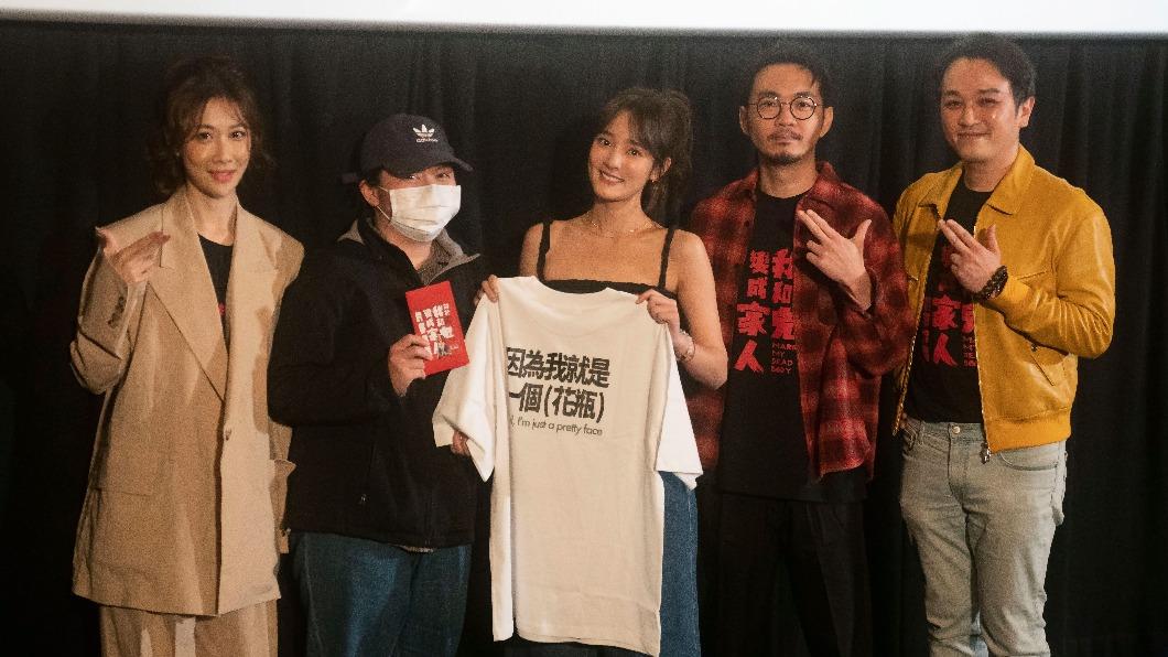 王淨（中）送出電影台詞「因為我就是一個花瓶」聯名T給幸運粉絲。。（圖／金盞花大影業提供）