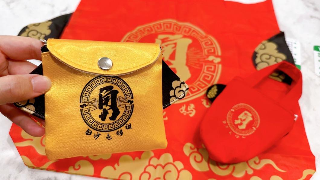 白沙屯媽祖神衣零錢包。(圖/業者提供)