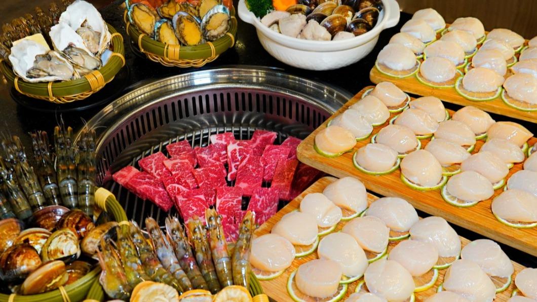 提供美國見島和牛、厚切牛排、牛舌、伊比利豬、野生草蝦、九孔鮑魚等超過60種頂級食材。(圖/馬辣集團提供)