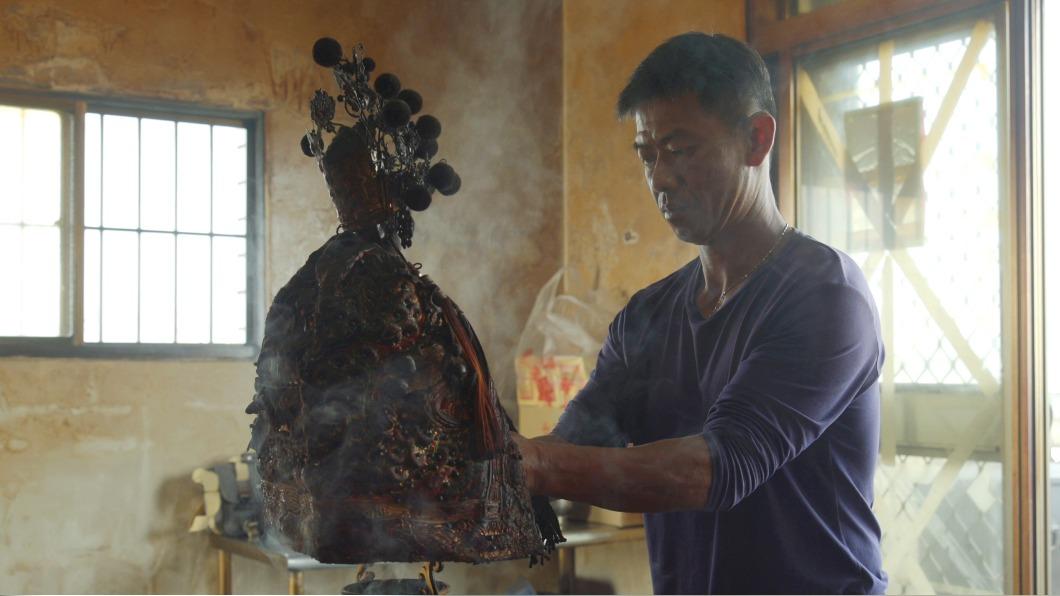 盧盈良導演的紀錄片《神人之家》，透過鏡頭述說自己破碎家庭難以癒合的傷口。（圖／傳影提供）