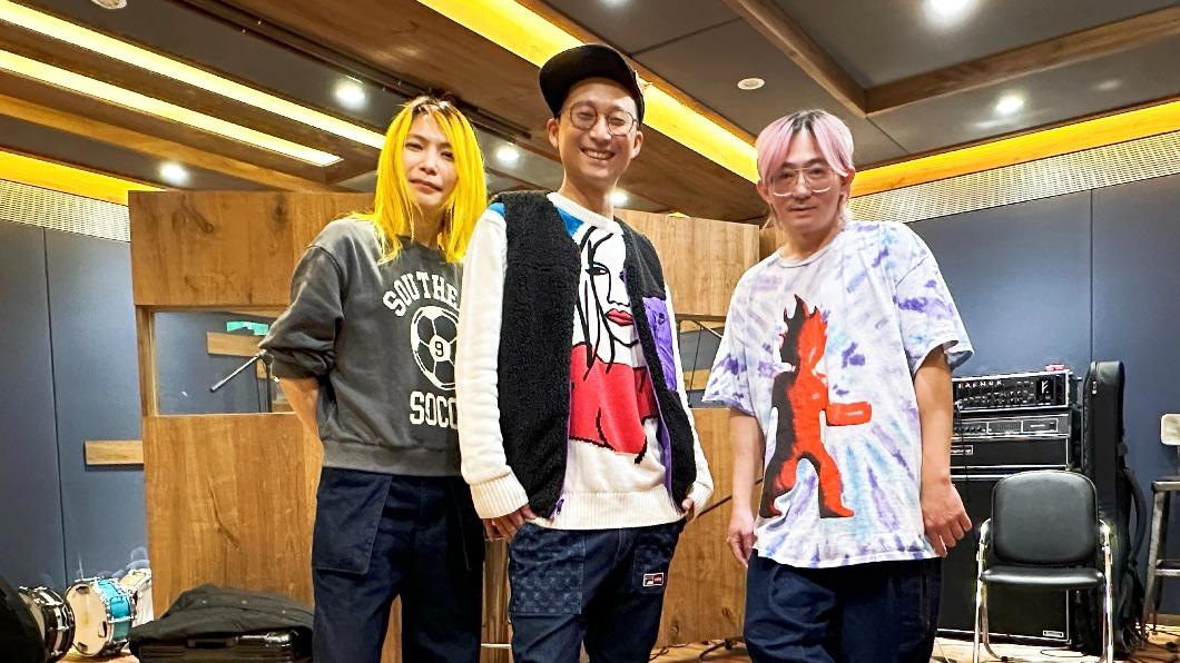 惠婷（左起）和浩子其實是校友關係，右為鼓手前源。（圖／相信音樂提供）