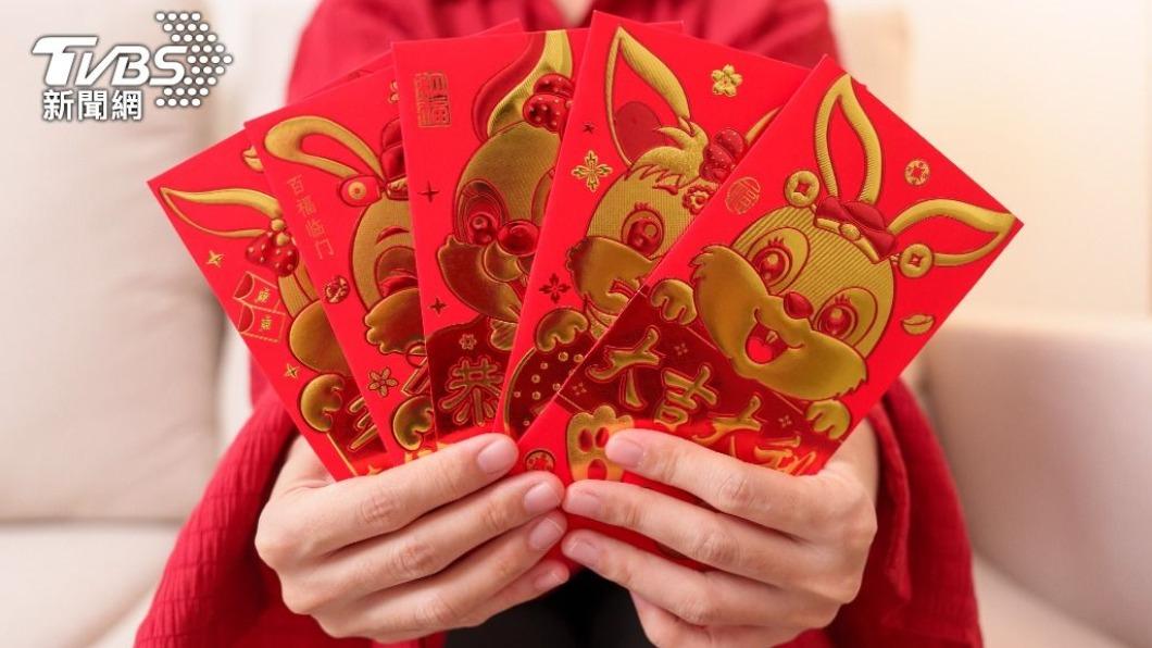 網友表示,每月會給1萬元孝親費。(示意圖/shutterstock達志影像)
