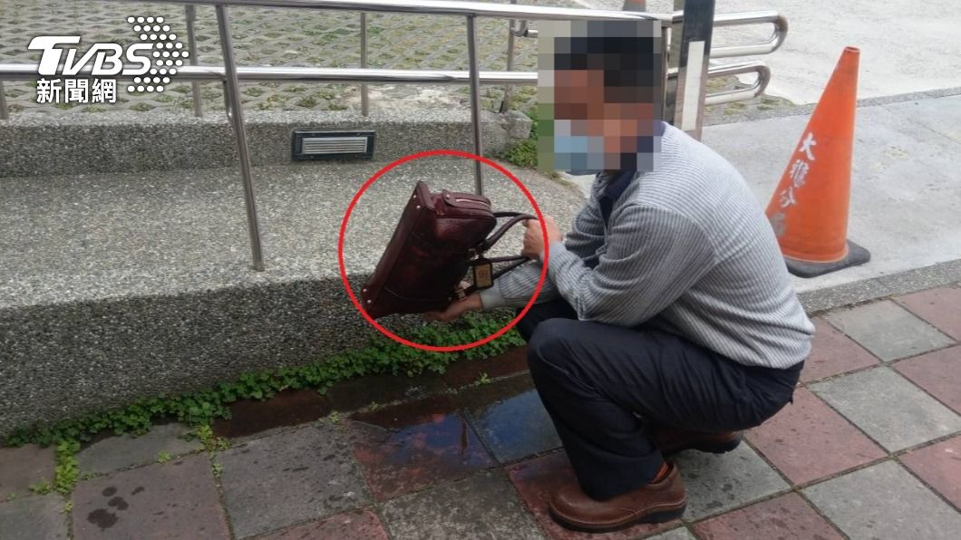糊塗婦騎車甩飛商業印鑑、存摺 警趴水溝「撈回一間公司」