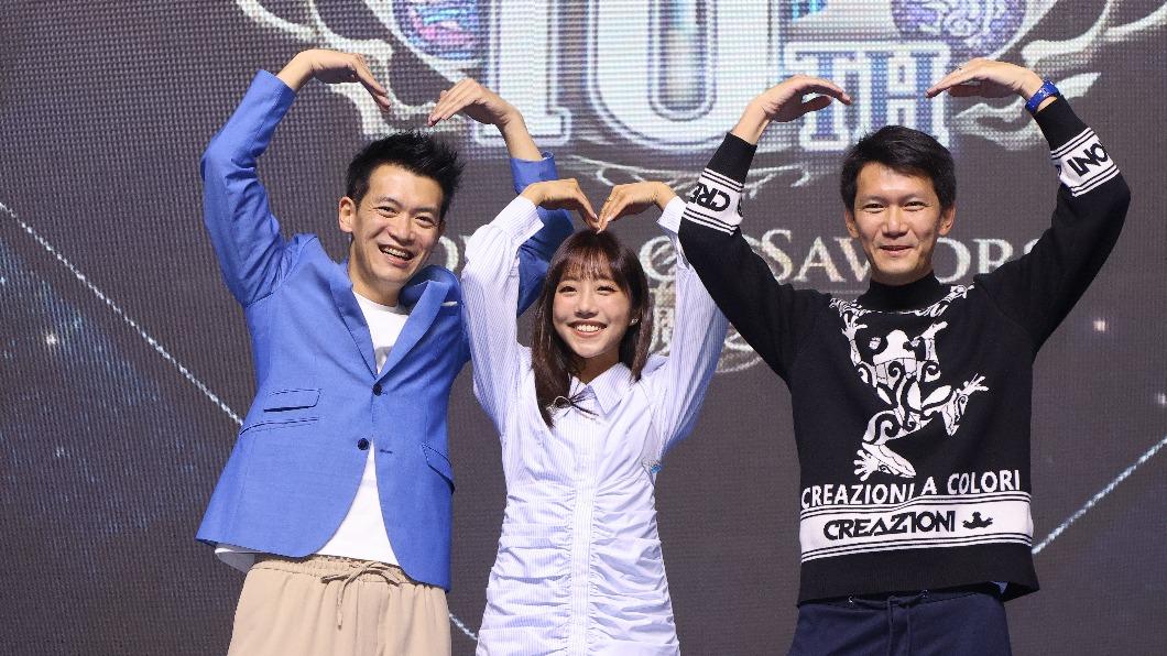 蔡佩軒(中)和遊戲共同創辦人Terry(左)、Terence向玩家示愛。(圖/照片提供:Madhead提供)