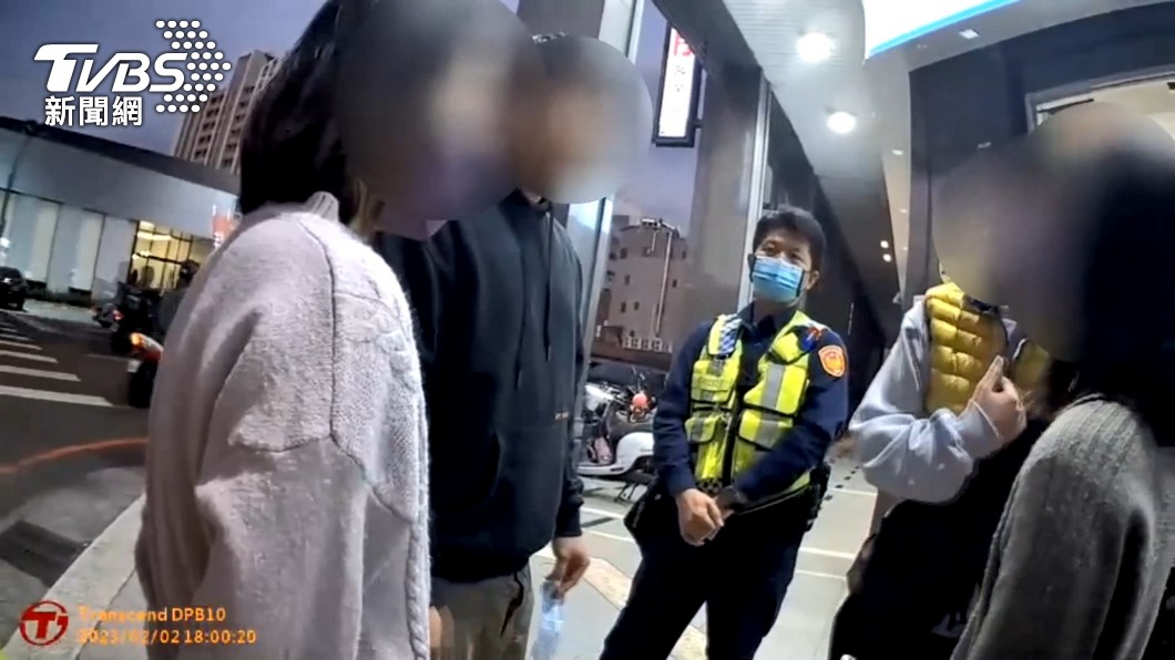 少年報警後說要驗傷。(圖/TVBS)