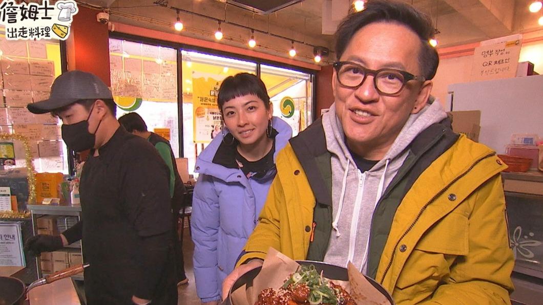詹姆士飛韓國有「火辣」豔遇!當場選貨聞香嗨翻:笑容藏不住