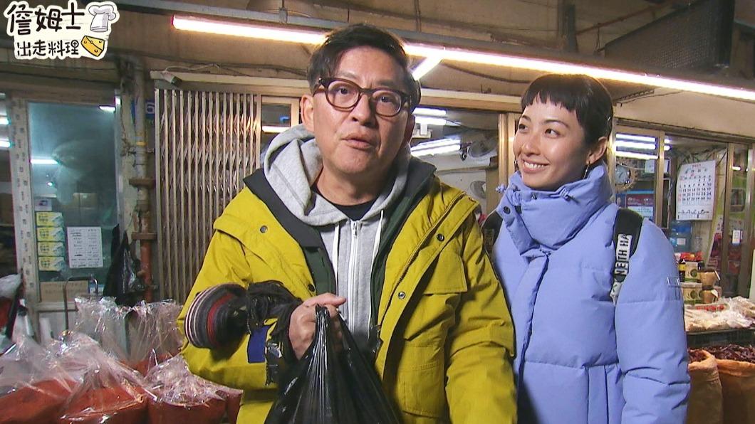 詹姆士（左）大讚現磨的辣椒粉很香。（圖／八大提供）