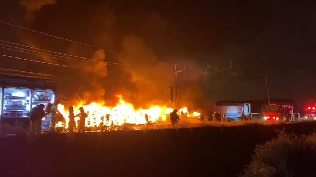 警消獲報出動大批消防車和消防員前往現場滅火。(圖/翻攝自記者爆料網)
