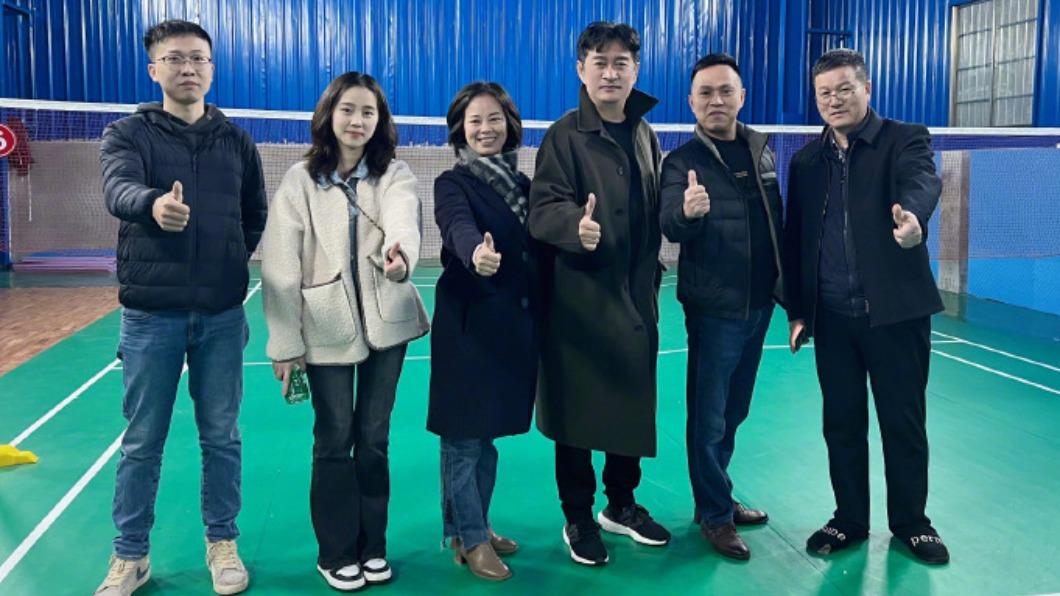 黃安（右三）打羽球，因激烈運動無法喘氣。（圖／翻攝自微博）
