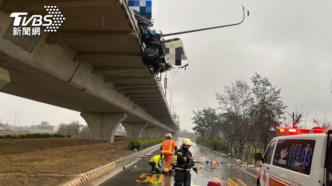 男子駕駛聯結車衝破護欄墜橋,現場相當驚悚。(圖/消防局提供)