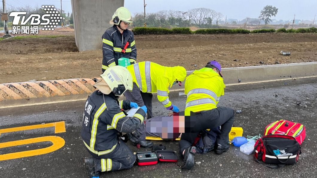 聯結車駕駛無生命跡象,送醫搶救亡。(圖/消防局提供)