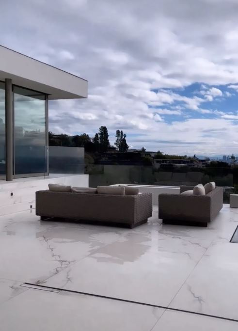 能放眼看盡好萊塢山(Hollywood Hills)景致。(圖/翻攝自曾馨瑩IG)