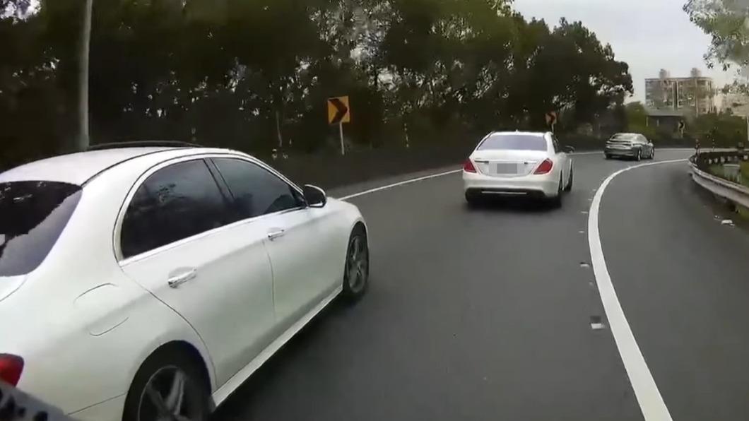 貨車不滿前車太晚想切進外側車道，一路緊貼車尾還路肩超車。（圖／翻攝自八卦村 - 行車紀錄器影片上傳中心）