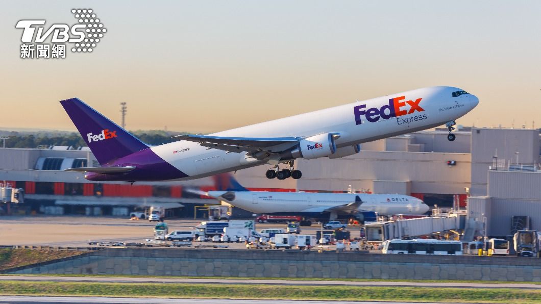 FedEx貨機降落到一半驚見跑道客滿 急爬升避相撞