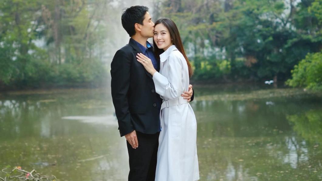 兩人2022年6月首度公開戀情,將於3月1日舉行婚禮。(圖/翻攝自 臉書Baan Ar-Jor บ้านอาจ้อ)